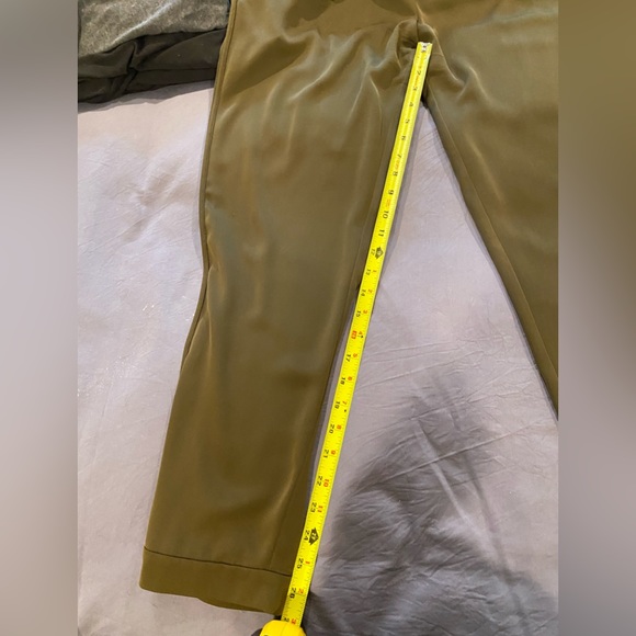 Diane Von Furstenberg. Silk olive green trousers. - Picture 9 of 11